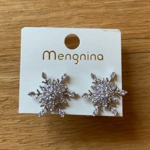 Mengnina Snowflake Silver CZ Earring Studs